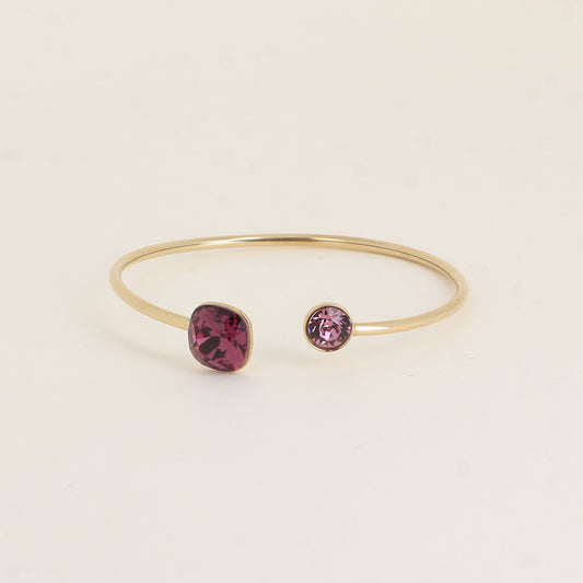 Jonc orné de cristaux de Swarovski® 10 mm et SS29 - Hauteur du jonc: 11 mm - Dimension du cristal 1: 10x10 mm - Diamètre du cristal 2: 7 mm - Amethyst