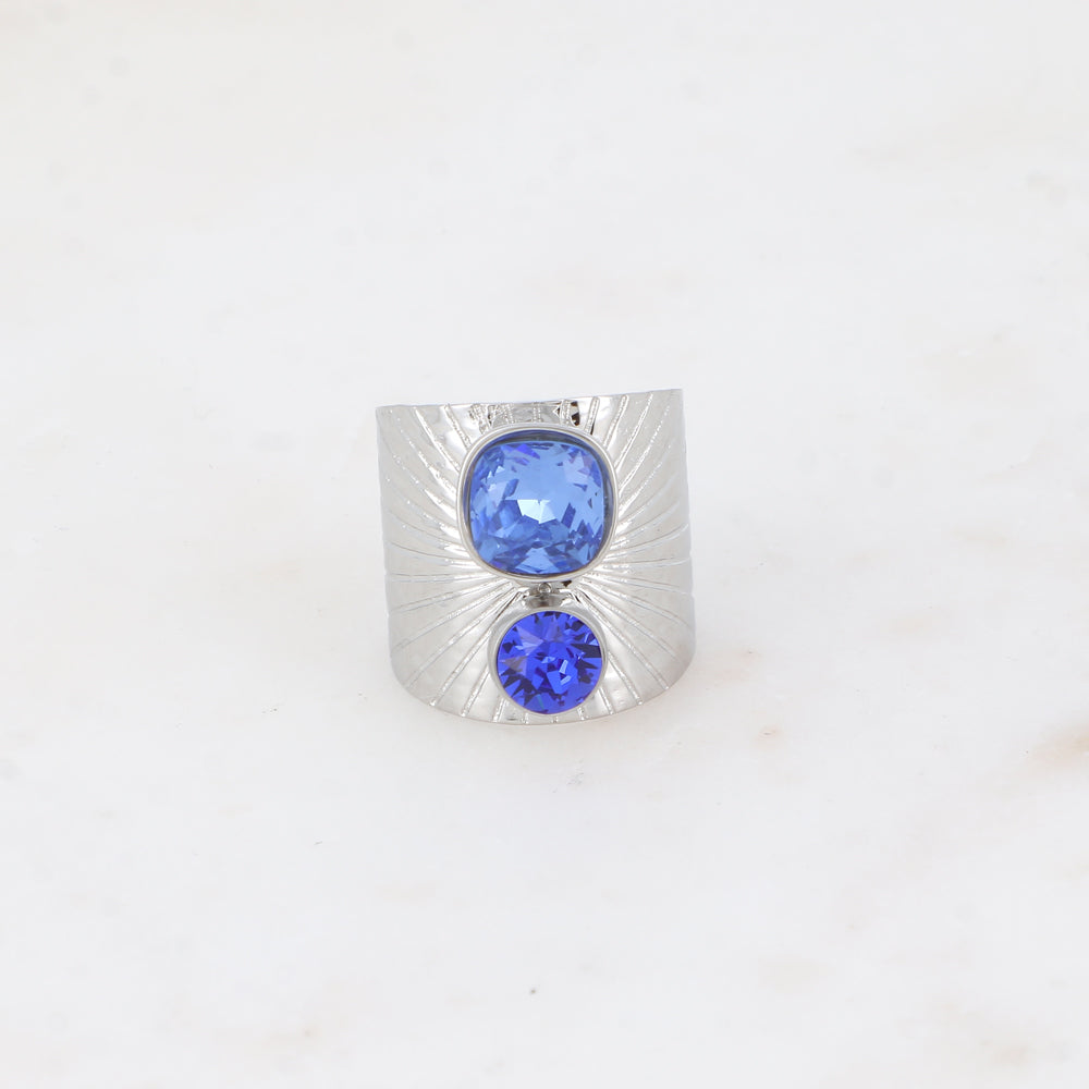 Bague large rhodium anneau solairement strié - Ornée de 2 cristaux de Swarovski® - Hauteur de la bague: 20mm - Dimensions des cristaux : 8x8 mm et 6x6 mm - Sapphire