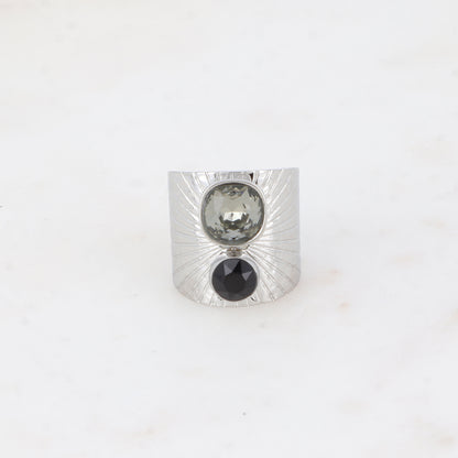 Bague large rhodium anneau solairement strié - Ornée de 2 cristaux de Swarovski® - Hauteur de la bague: 20mm - Dimensions des cristaux : 8x8 mm et 6x6 mm - Black Diamonds