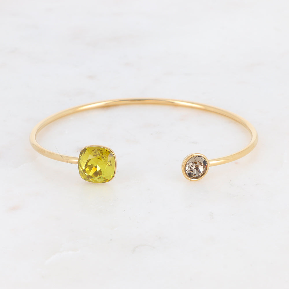 Jonc orné de cristaux de Swarovski® 10 mm et SS29 - Hauteur du jonc: 11 mm - Dimension du cristal 1: 10x10 mm - Diamètre du cristal 2: 7 mm - Lime ancien et greige