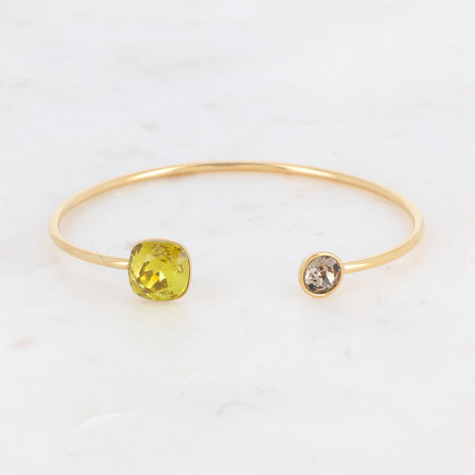 Jonc orné de cristaux de Swarovski® 10 mm et SS29 - Hauteur du jonc: 11 mm - Dimension du cristal 1: 10x10 mm - Diamètre du cristal 2: 7 mm - Lime ancien et greige
