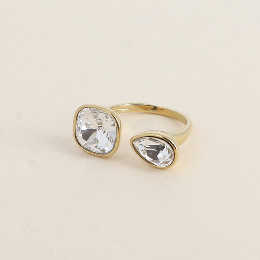 Bague ouverte - Ornée de cristaux de Swarovski® : 10mm été en forme de goutte - Hauteur de la bague: 2 mm - Dimensions des pierres carrée et goutte : 10x10 mm / 7x10 mm - Crystal