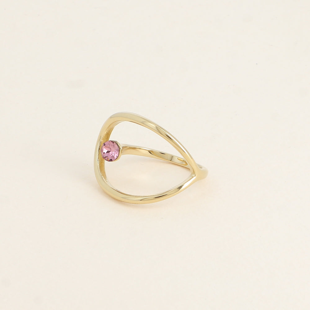Bague forme ajourée ornée de cristal de Swarovski® - Hauteur de la bague: 20 mm - Epaisseur de l'anneau : 1,5 mm - Dimensions du cristal : 5x5 mm - Antique pink