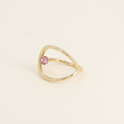 Bague forme ajourée ornée de cristal de Swarovski® - Hauteur de la bague: 20 mm - Epaisseur de l'anneau : 1,5 mm - Dimensions du cristal : 5x5 mm - Antique pink