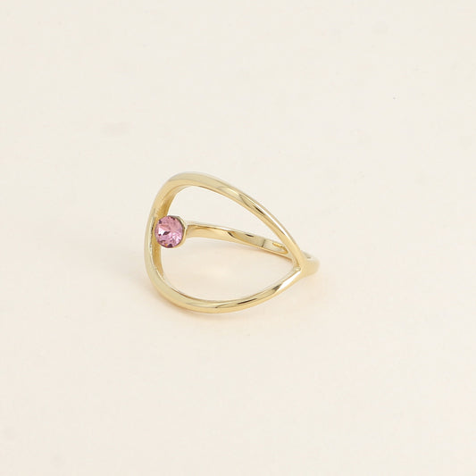 Bague forme ajourée ornée de cristal de Swarovski® - Hauteur de la bague: 20 mm - Epaisseur de l'anneau : 1,5 mm - Dimensions du cristal : 5x5 mm - Antique pink