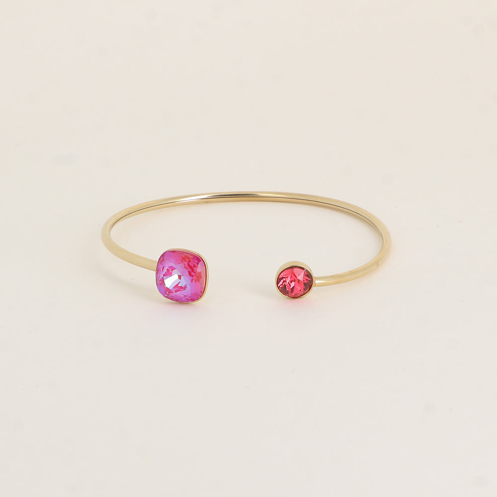Jonc orné de cristaux de Swarovski® 10 mm et SS29 - Hauteur du jonc: 11 mm - Dimension du cristal 1: 10x10 mm - Diamètre du cristal 2: 7 mm - Royal red delite and Indian pink