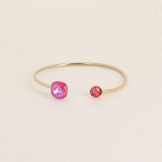 Jonc orné de cristaux de Swarovski® 10 mm et SS29 - Hauteur du jonc: 11 mm - Dimension du cristal 1: 10x10 mm - Diamètre du cristal 2: 7 mm - Royal red delite and Indian pink
