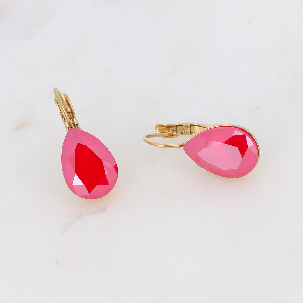 Boucles dormeuses ornées de cristaux de Swarovski® - Dimensions de la boucle : 10 x 23mm - Dimensions du cristal : 10 x 13mm - Royal red