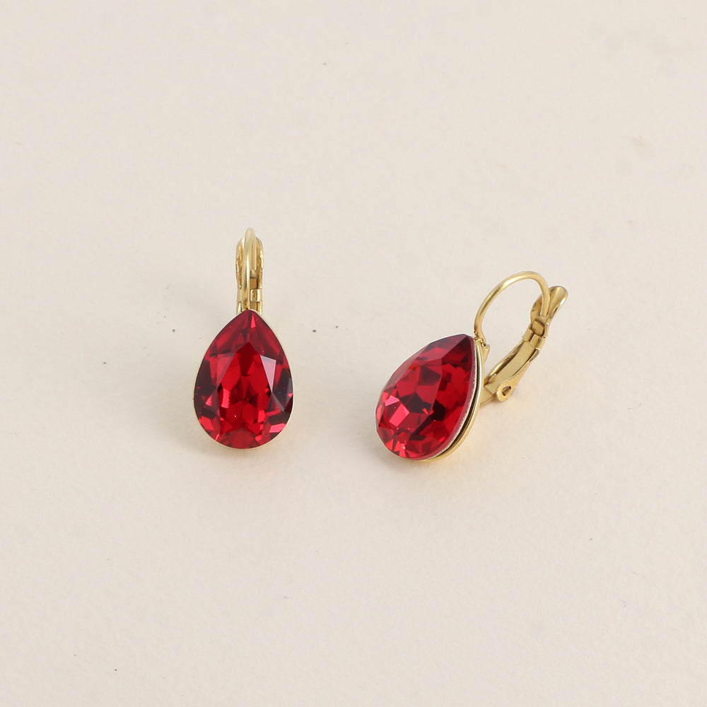Boucles dormeuses ornées de cristaux de Swarovski® - Dimensions de la boucle : 10 x 23mm - Dimensions du cristal : 10 x 13mm - Scarlet