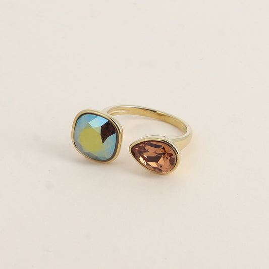 Bague ouverte - Ornée de cristaux de Swarovski® : 10mm été en forme de goutte - Hauteur de la bague: 2 mm - Dimensions des pierres carrée et goutte : 10x10 mm / 7x10 mm - Iridescent green