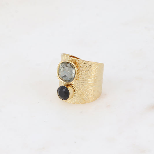 Bague large anneau solairement strié - Ornée de 2 cristaux de Swarovski® - Hauteur de la bague: 20mm - Dimensions des cristaux : 8x8 mm et 6x6 mm - Black diamond