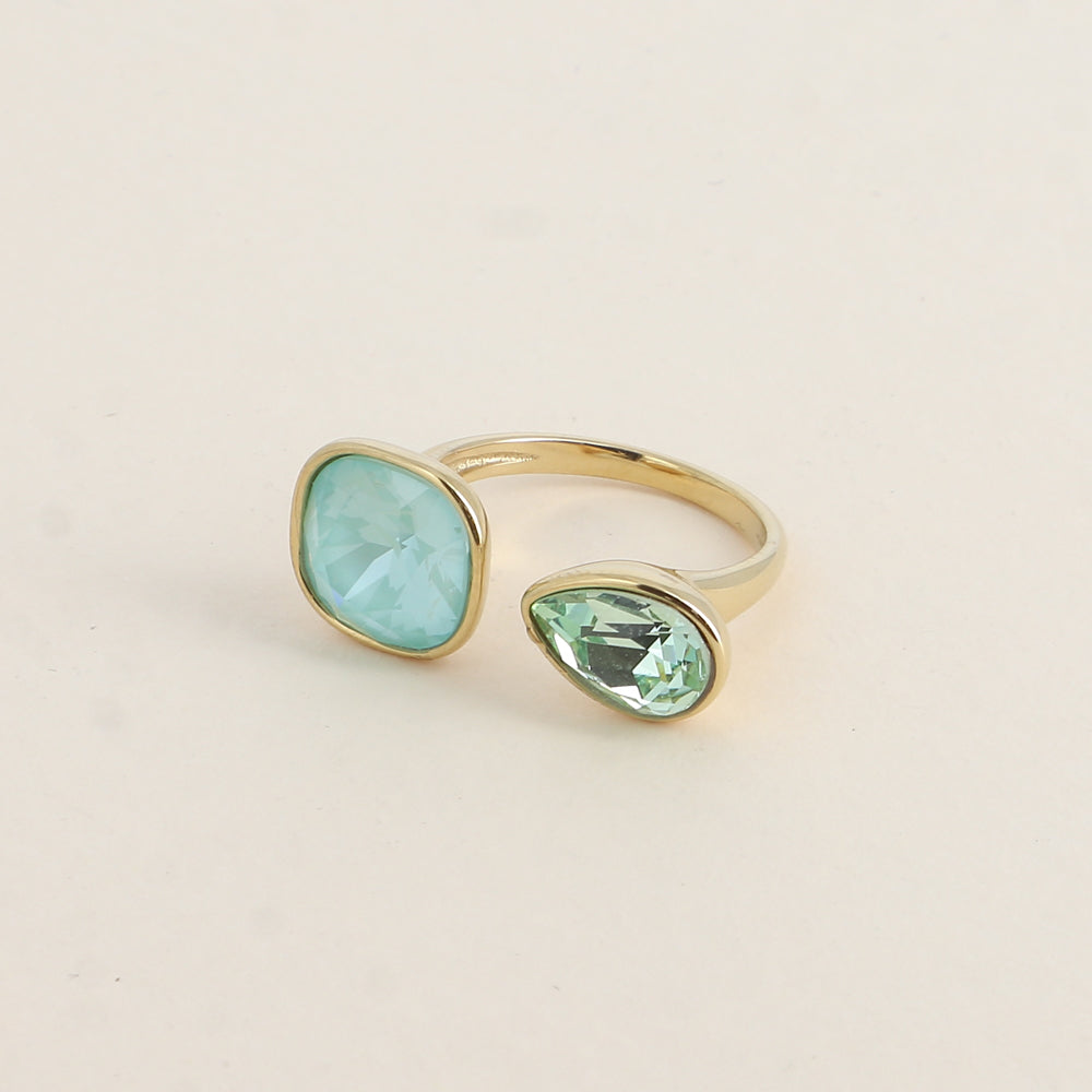 Bague ouverte - Ornée de cristaux de Swarovski® : 10mm été en forme de goutte - Hauteur de la bague: 2 mm - Dimensions des pierres carrée et goutte : 10x10 mm / 7x10 mm - Soft mint ignite