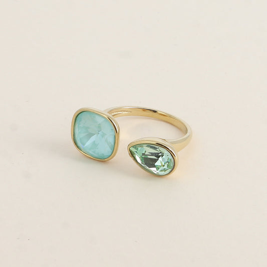 Bague ouverte - Ornée de cristaux de Swarovski® : 10mm été en forme de goutte - Hauteur de la bague: 2 mm - Dimensions des pierres carrée et goutte : 10x10 mm / 7x10 mm - Soft mint ignite