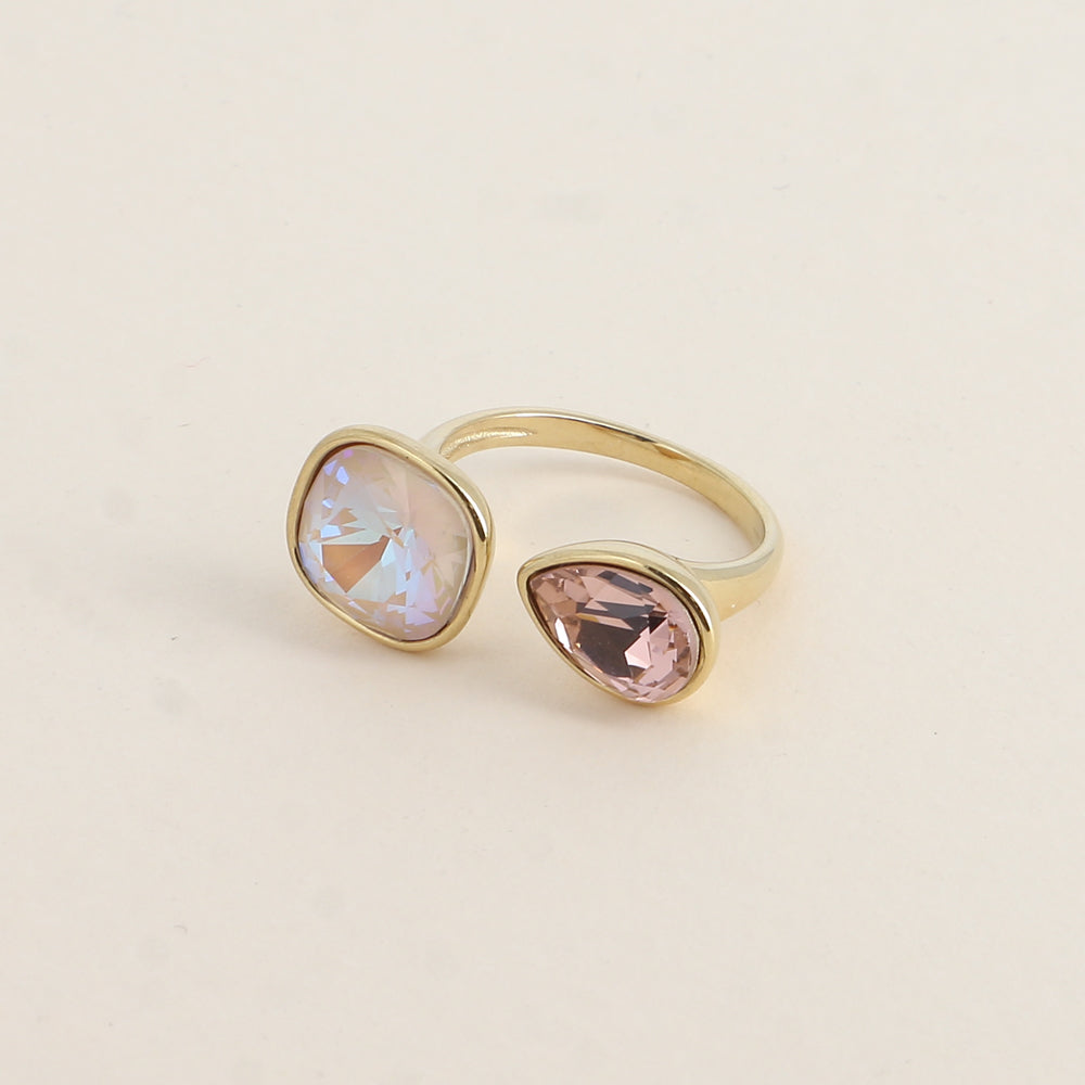 Bague ouverte - Ornée de cristaux de Swarovski® : 10mm été en forme de goutte - Hauteur de la bague: 2 mm - Dimensions des pierres carrée et goutte : 10x10 mm / 7x10 mm - Ivory cream delite