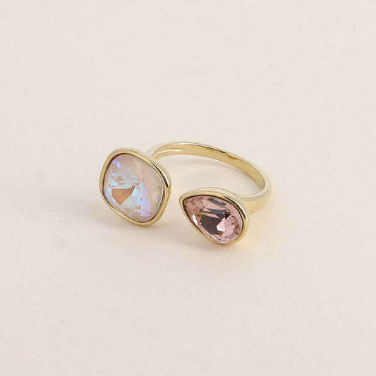 Bague ouverte - Ornée de cristaux de Swarovski® : 10mm été en forme de goutte - Hauteur de la bague: 2 mm - Dimensions des pierres carrée et goutte : 10x10 mm / 7x10 mm - Ivory cream delite