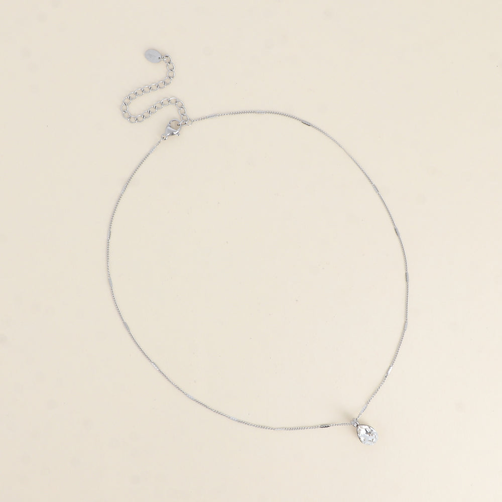 Collier en rhodium orné de cristaux de Swarovski® en forme de goutte - Longueur de chaîne : 38+7 cm - Dimensions du cristal : 7x10 mm - Crystal