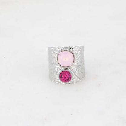 Bague large anneau solairement strié - Ornée de 2 cristaux de Swarovski® - Hauteur de la bague: 20mm - Dimensions des cristaux : 8x8 mm et 6x6 mm - Rose water opal
