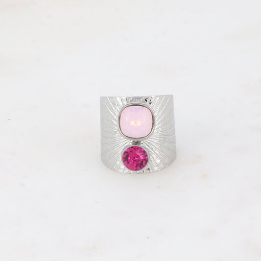 Bague large anneau solairement strié - Ornée de 2 cristaux de Swarovski® - Hauteur de la bague: 20mm - Dimensions des cristaux : 8x8 mm et 6x6 mm - Rose water opal