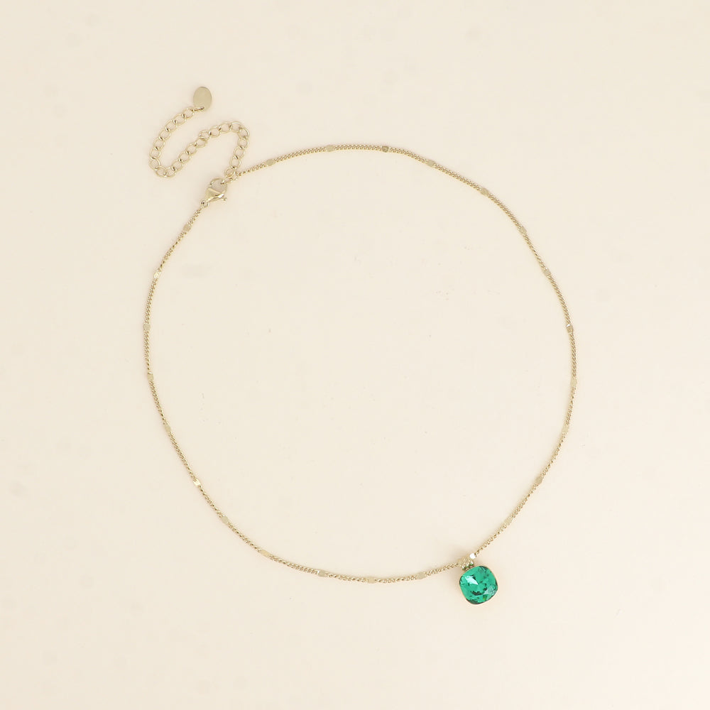Collier orné de cristaux de Swarovski®. - Longueur de chaîne : 38+7 cm - Dimensions du cristal : 10 x 10 mm - Majestic green