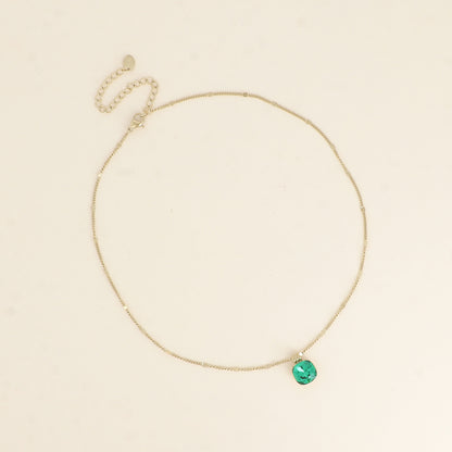 Collier orné de cristaux de Swarovski®. - Longueur de chaîne : 38+7 cm - Dimensions du cristal : 10 x 10 mm - Majestic green
