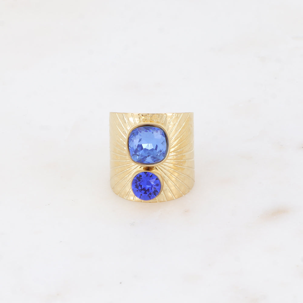 Bague large anneau solairement strié - Ornée de 2 cristaux de Swarovski® - Hauteur de la bague: 20mm - Dimensions des cristaux : 8x8 mm et 6x6 mm - Sapphire