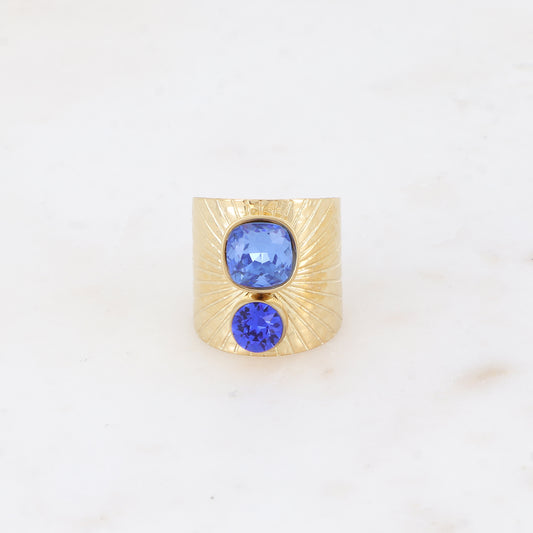 Bague large anneau solairement strié - Ornée de 2 cristaux de Swarovski® - Hauteur de la bague: 20mm - Dimensions des cristaux : 8x8 mm et 6x6 mm - Sapphire