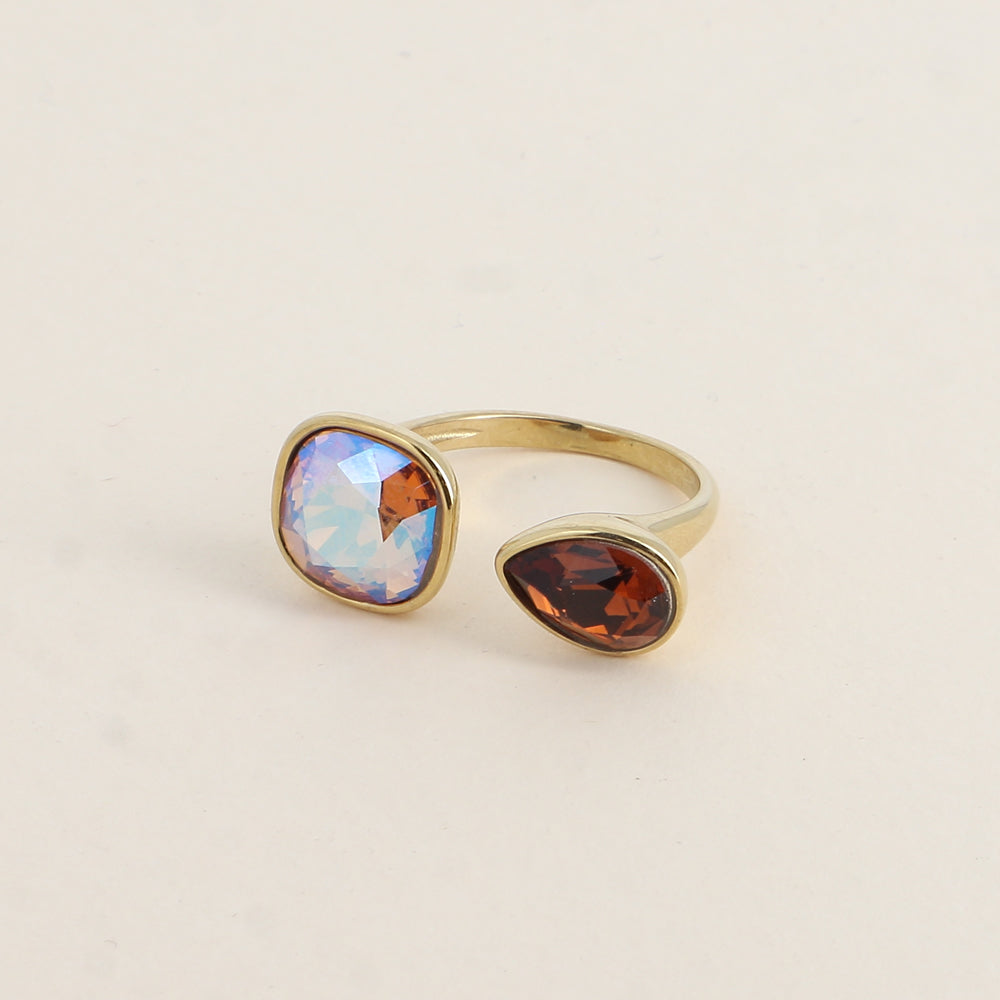 Bague ouverte - Ornée de cristaux de Swarovski® : 10mm été en forme de goutte - Hauteur de la bague: 2 mm - Dimensions des pierres carrée et goutte : 10x10 mm / 7x10 mm - Light colorado topaz shimmer