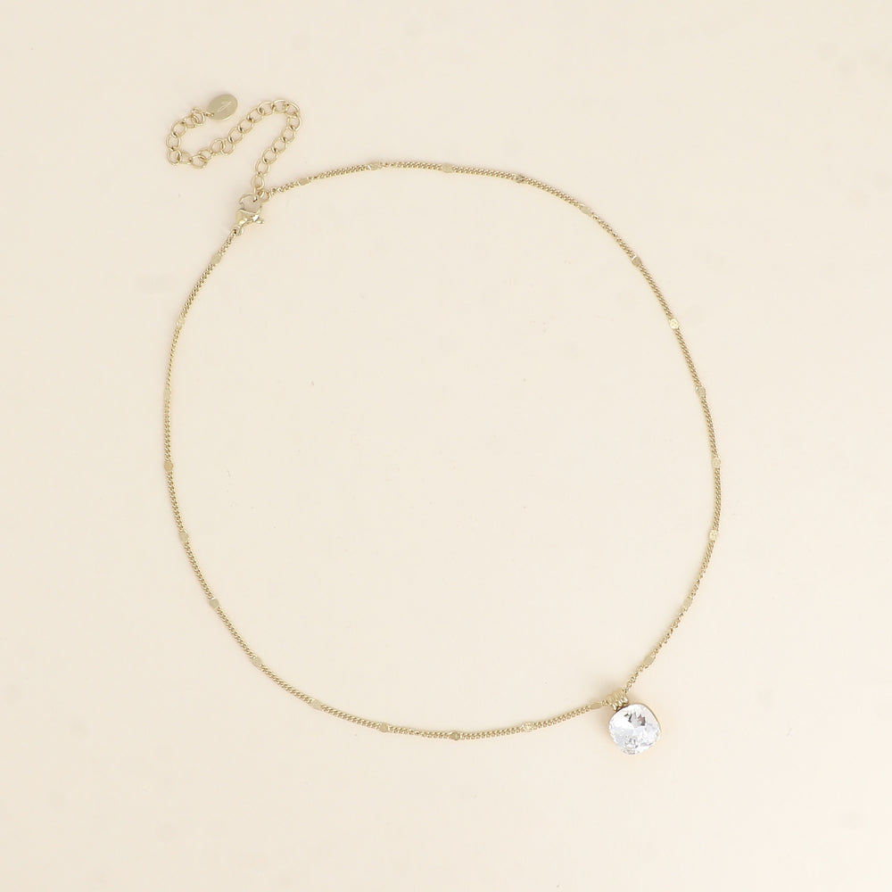 Collier orné de cristaux de Swarovski®. - Longueur de chaîne : 38+7 cm - Dimensions du cristal : 10 x 10 mm - Crystal