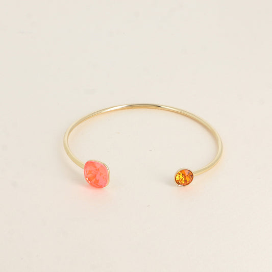 Jonc orné de cristaux de Swarovski® 10 mm et SS29 - Hauteur du jonc: 11 mm - Dimension du cristal 1: 10x10 mm - Diamètre du cristal 2: 7 mm - Electric orange ignite et Tangerine