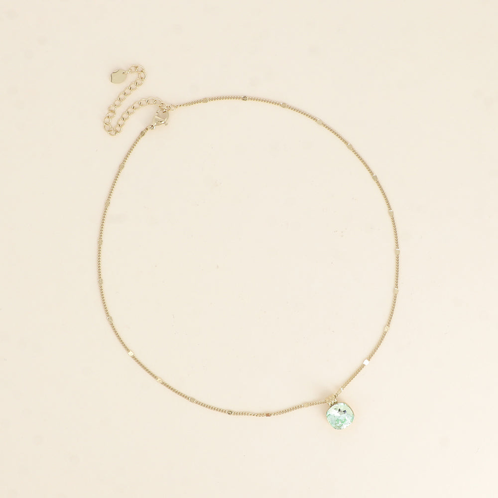 Collier orné de cristaux de Swarovski®. - Longueur de chaîne : 38+7 cm - Dimensions du cristal : 10 x 10 mm - Chrysolite