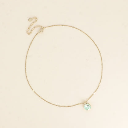 Collier orné de cristaux de Swarovski®. - Longueur de chaîne : 38+7 cm - Dimensions du cristal : 10 x 10 mm - Chrysolite