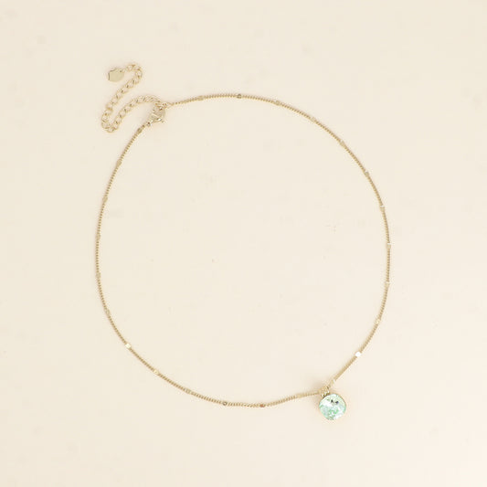 Collier orné de cristaux de Swarovski®. - Longueur de chaîne : 38+7 cm - Dimensions du cristal : 10 x 10 mm - Chrysolite