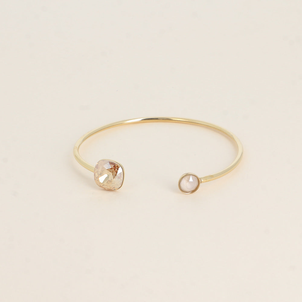 Jonc orné de cristaux de Swarovski® 10 mm et SS29 - Hauteur du jonc: 11 mm - Dimension du cristal 1: 10x10 mm - Diamètre du cristal 2: 7 mm - Golden shadow and Ivory cream