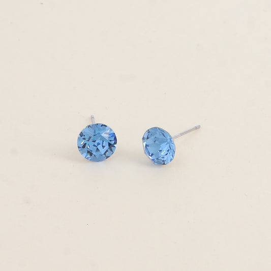 Boucles puces argentées – Ornées de cristaux de Swarovski® SS39 - Dimensions de la boucle : 8x8 mm - Ice blue