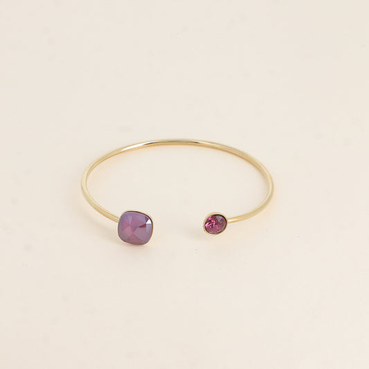 Jonc orné de cristaux de Swarovski® 10 mm et SS29 - Hauteur du jonc: 11 mm - Dimension du cristal 1: 10x10 mm - Diamètre du cristal 2: 7 mm - Dark red mat et amethyst
