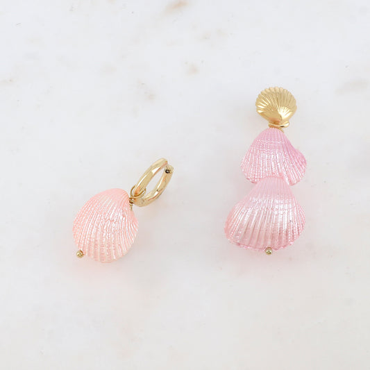 B.O atypiques composées de coquillages naturels et teintés - créoles : 1,9 x 3,5 cm / B.O à puce : 1,9 x 5,3 cm.La taille des boucles d'oreilles peut varier.