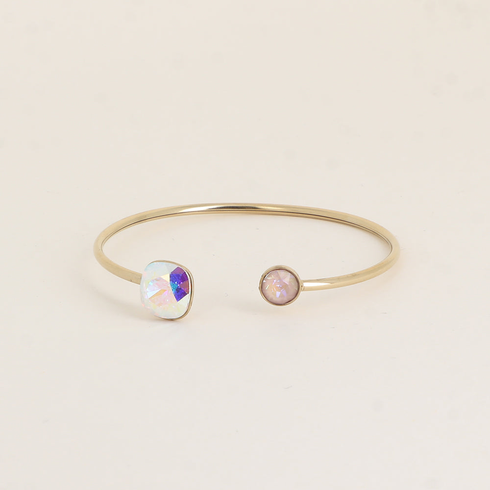 Jonc orné de cristaux de Swarovski® 10 mm et SS29 - Hauteur du jonc: 11 mm - Dimension du cristal 1: 10x10 mm - Diamètre du cristal 2: 7 mm - AB et dusty pink