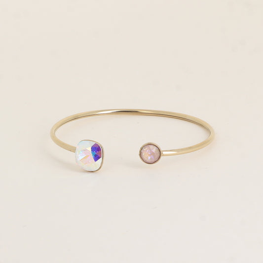 Jonc orné de cristaux de Swarovski® 10 mm et SS29 - Hauteur du jonc: 11 mm - Dimension du cristal 1: 10x10 mm - Diamètre du cristal 2: 7 mm - AB et dusty pink