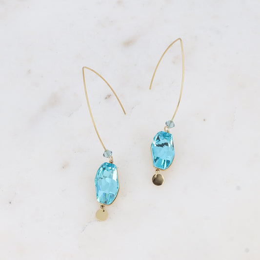 Boucles pendantes- Ornée de cristaux de Swarovski® et pampille ronde - Dimensions du cristal : 9,5 x 18 mm - Dimensions de la boucle : 10 x 62 mm - Light turquoise