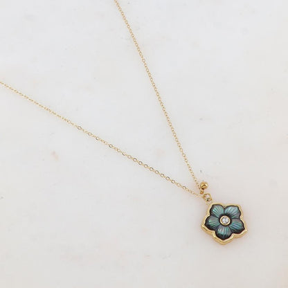 Collier avec une fleur ornée d'une nacre grise et un strass blanc 39+7 cm.