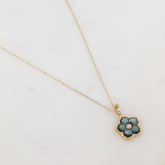 Collier avec une fleur ornée d'une nacre grise et un strass blanc 39+7 cm.