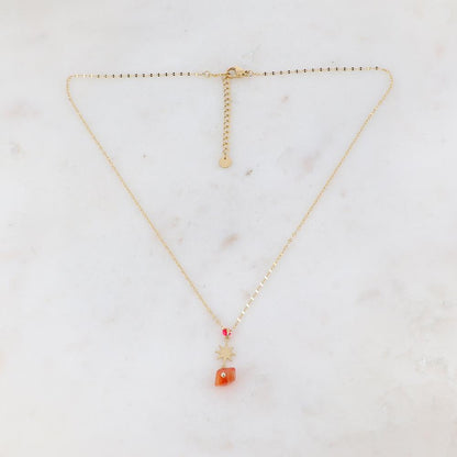 Collier doré composé d'une étoile, d'une petite rondelle rose et d'une pierre cornaline 40+5 cm