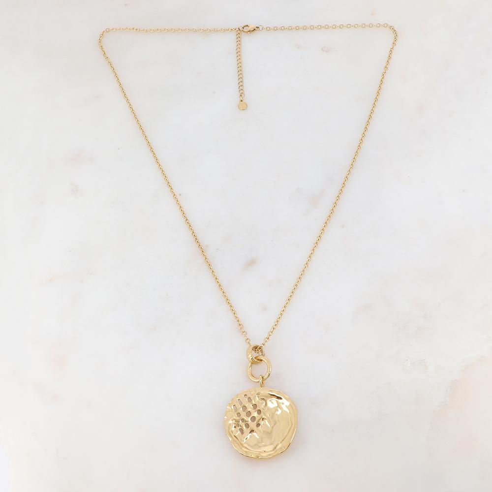 Collier doré composé d'un pendentif rond ajouré avec un effet ondulé 60+5 cm