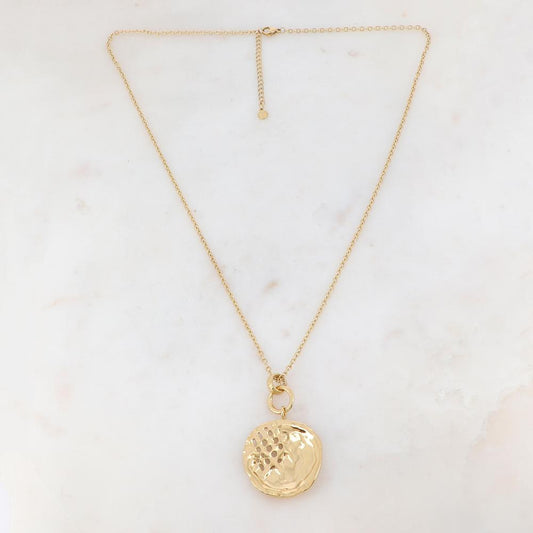 Collier doré composé d'un pendentif rond ajouré avec un effet ondulé 60+5 cm