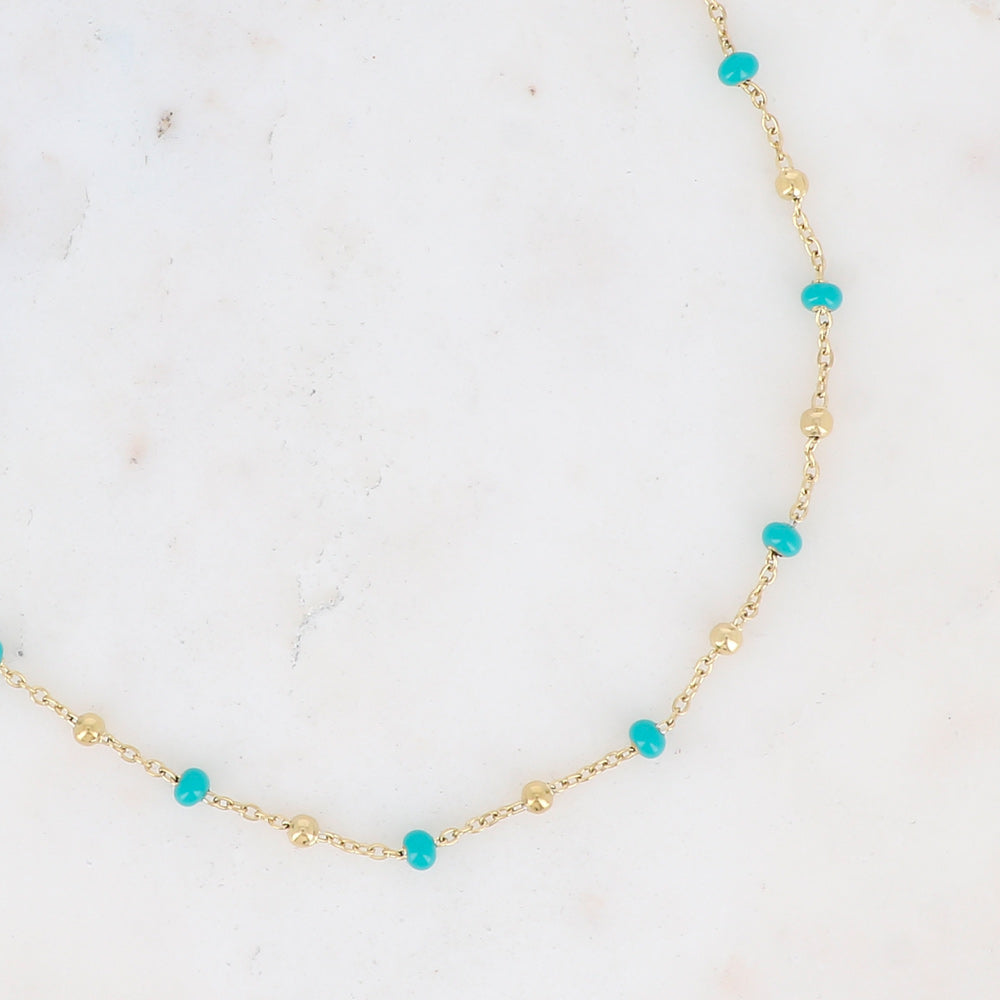 Collier doré embelli de petites boules en émail turquoise 40+5 cm