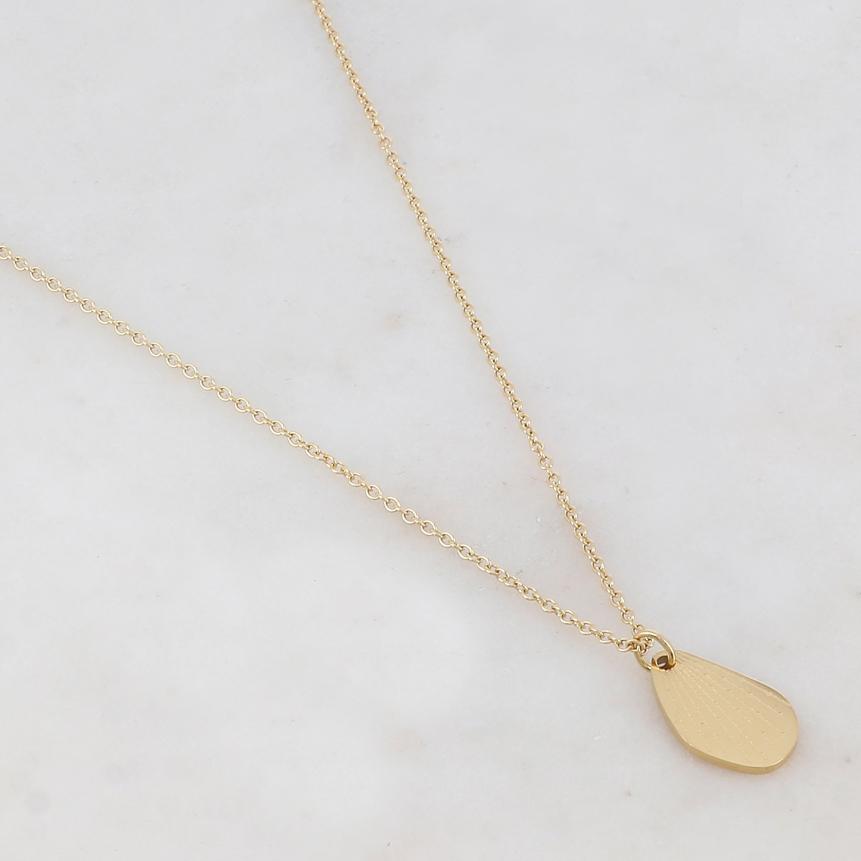Collier doré composé d'un pendentif en forme géométrique 41+5 cm