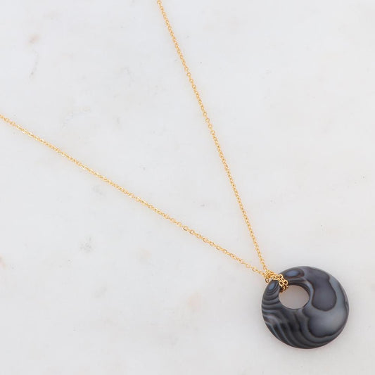 Collier doré avec un pendentif en pierre agate noire 47+5 cm