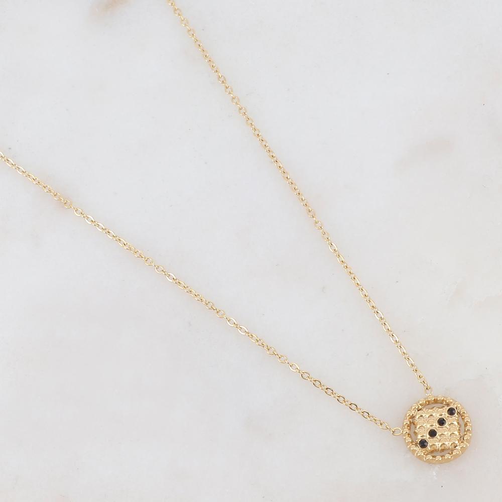Collier doré avec un pendentif rond ajouré de façon géométrique et orné de 4 strass noirs 38+7 cm