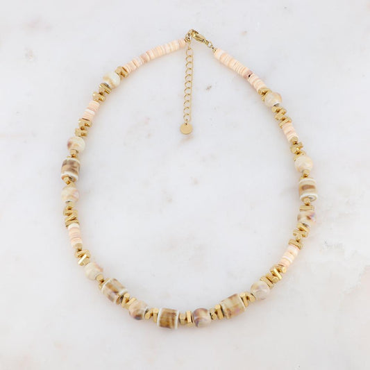 Collier doré avec des perles en céramique émaillée et des coquillages beiges 40+5 cm