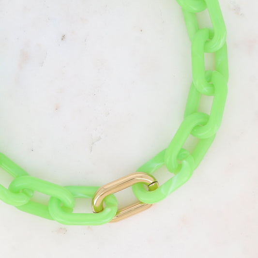 Collier avec mousqueton et résine ovale verte 46+5 cm